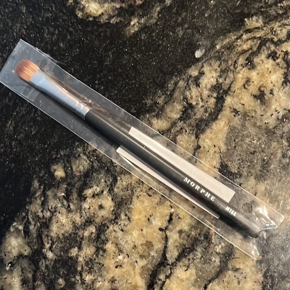 Morphe M166 Oval Shadow Brush - Picture 2 of 4